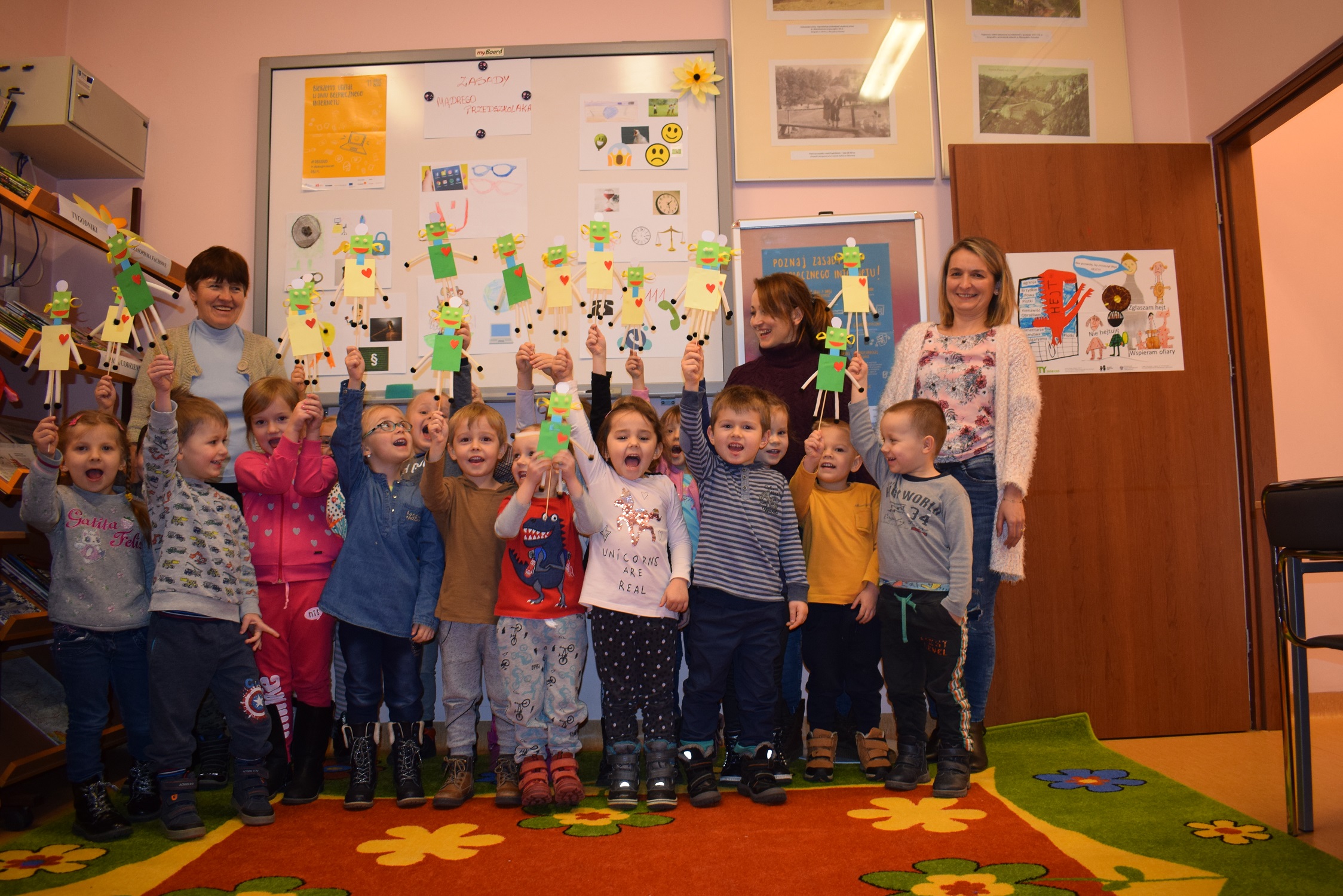 DBI 2020 odbywa się pod hasłem „Dzień Bezpiecznego Internetu: Działajmy razem!”. W związku z akcją w Gminnej Bibliotece Publicznej w Sułoszowej przeprowadziliśmy zajęcia edukacyjne dla przedszkolaków. Za pomocą zabaw dydaktycznych, specjalnie na tę okazję przygotowanej gazetki oraz filmów edukacyjnych, dzieci poznały zasady bezpiecznego korzystania z Internetu. Do wspólnej zabawy zaprosił dzieci Necio, bohater serwisu necio.pl, przyjazny robot, który podpowiada najmłodszym jak bezpiecznie korzystać z sieci. Przedszkolaki miały także okazję wysłuchać bajki Zofii Staneckiej „Basia i tablet” nawiązującej do tematyki spotkania. Na koniec zajęć maluchy wykonały robota Necio i zabrały go ze sobą do domu, aby przypominał im o bezpiecznym korzystaniu z Internetu.