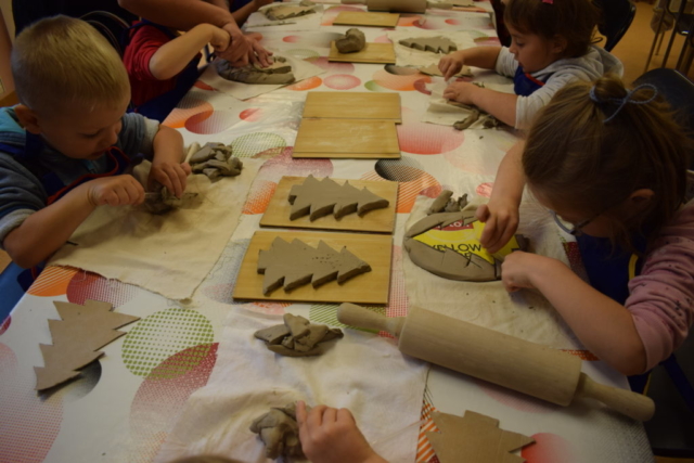 Przedszkolaki glina i bajka